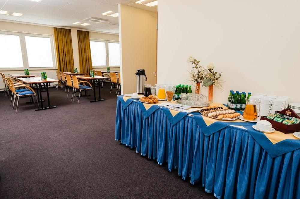 Hotel Partner Варшава Екстериор снимка